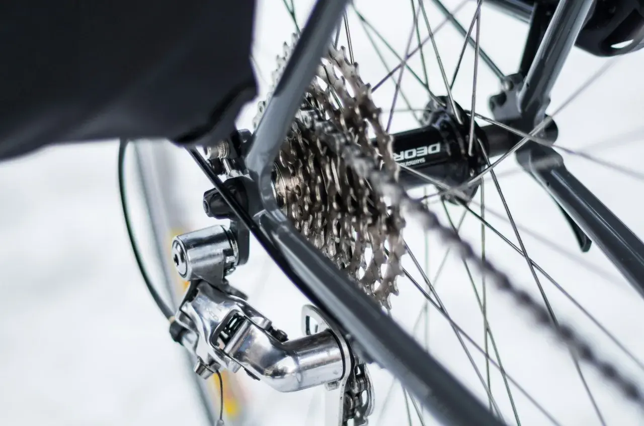 Błyszczące przerzutki Shimano Deore na kasecie rowerowej.