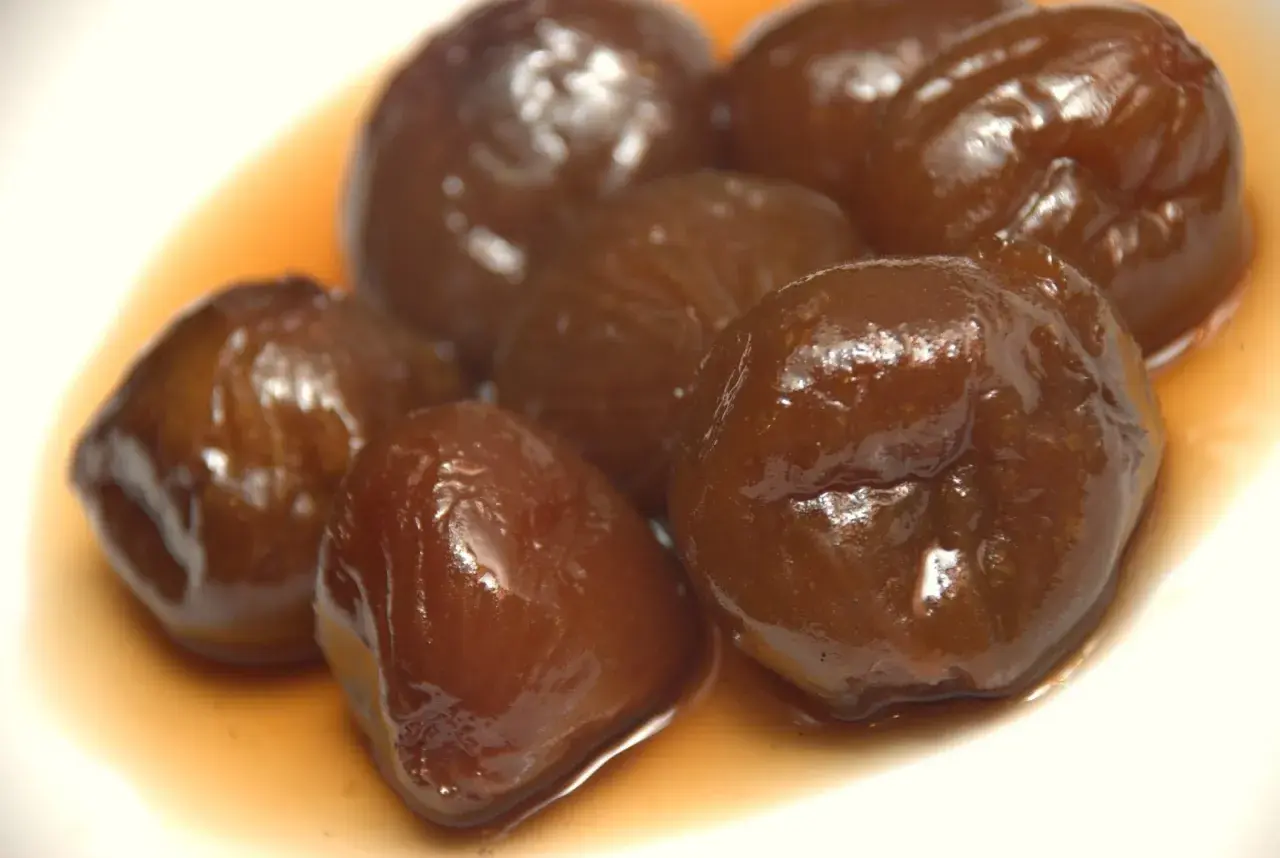 Fichi caramellati lucidi e invitanti, immersi in uno sciroppo dorato. Un dolce classico che profuma di tradizione.