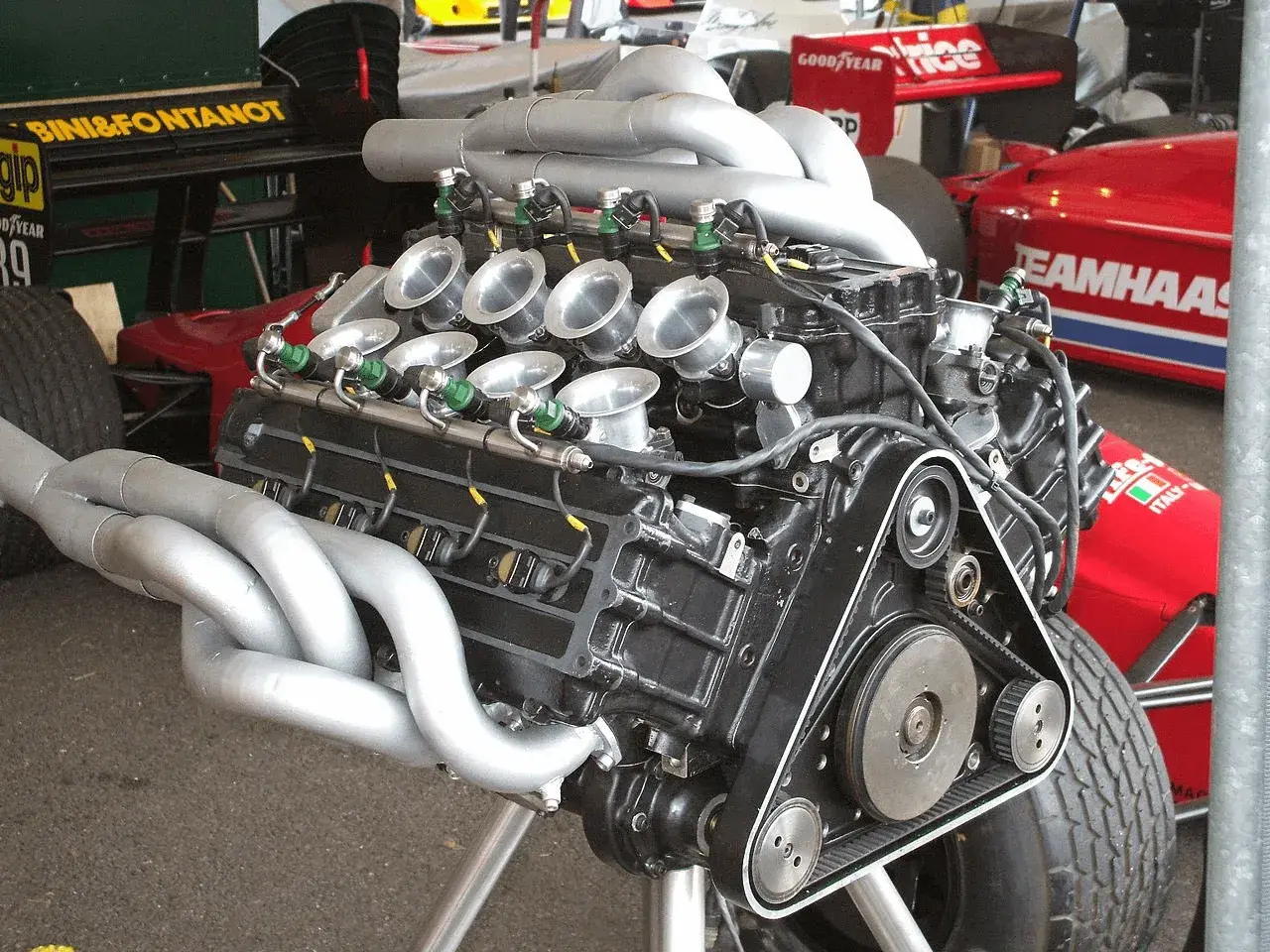 Motor V8 de F1 con colectores de escape plateados y trompetas de admisión. Un motor potente listo para la carrera.
