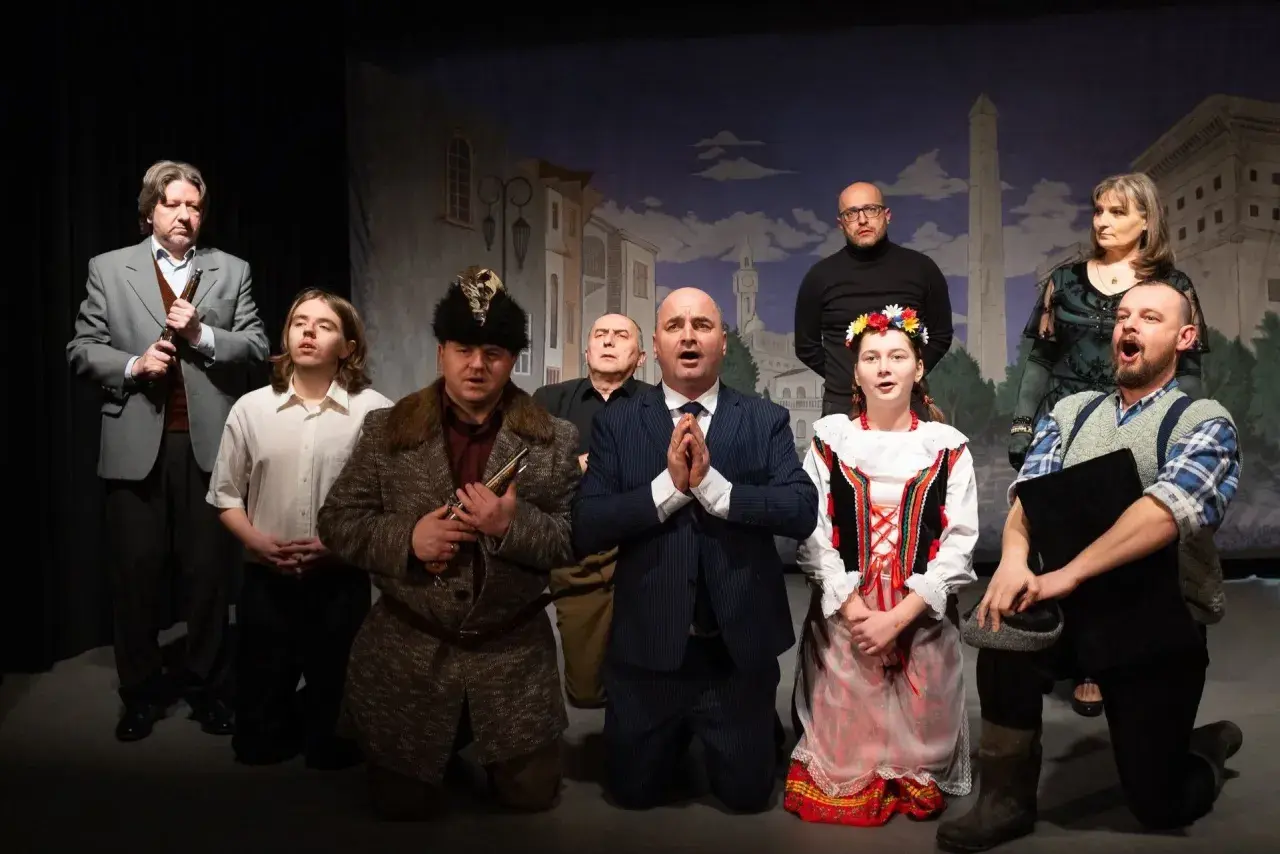 Aktorzy na scenie, w strojach z epoki, tworzą teatr ciut frapujący. W tle malowana miejska panorama.