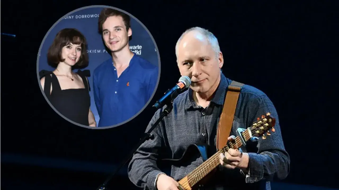 Kuba Sienkiewicz gra na gitarze, a w tle widać jego dzieci.