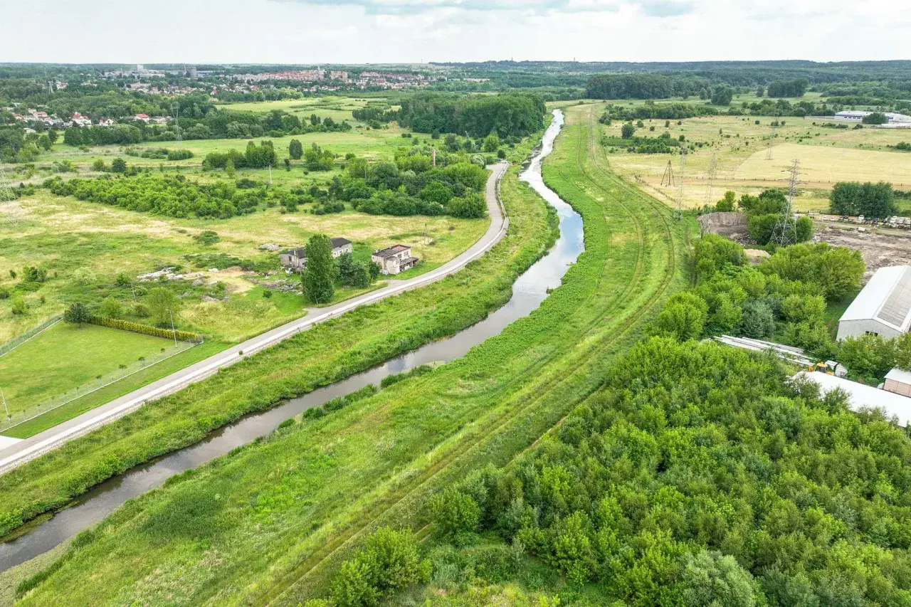 Malownicze trasy rowerowe Częstochowa wzdłuż rzeki i terenów zielonych. Idealne miejsce na aktywny wypoczynek.