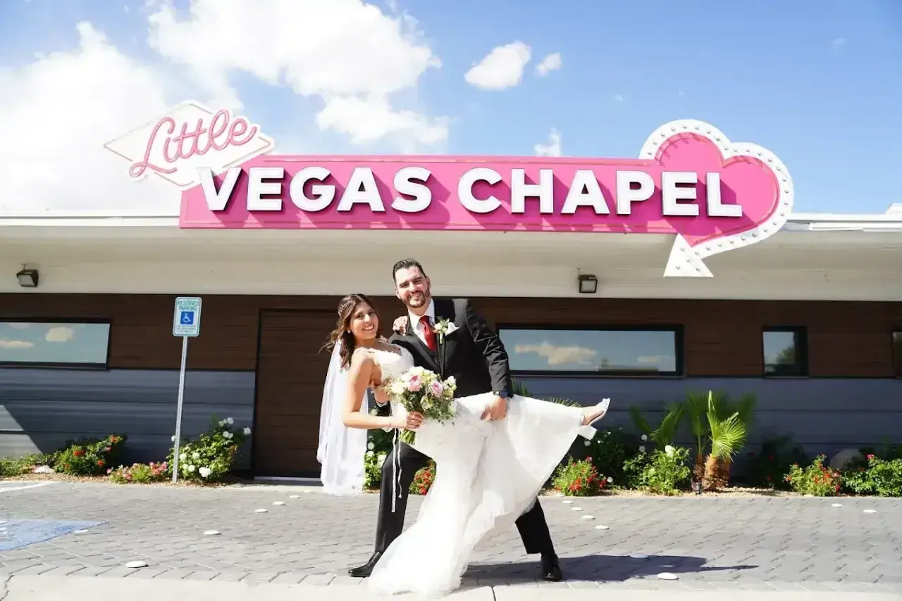 Szczęśliwa para świętuje swój ślub w Vegas przed kaplicą "Little Vegas Chapel".