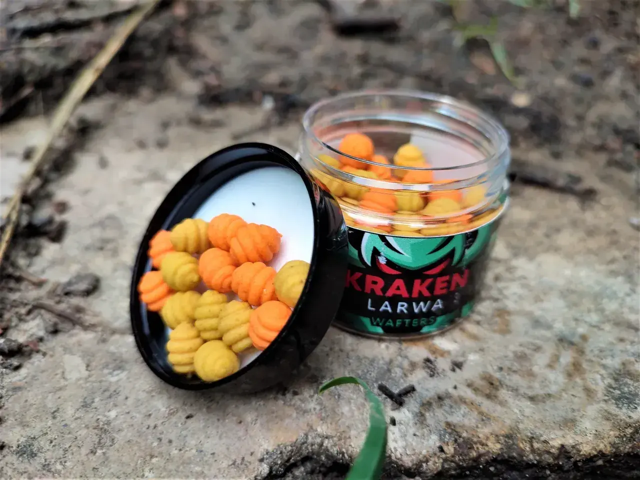 Pomarańczowe i żółte kulki przynęty na karpia Kraken Larwa Wafters. Jaki smak pelletu na karpia? Te kuszą ryby!