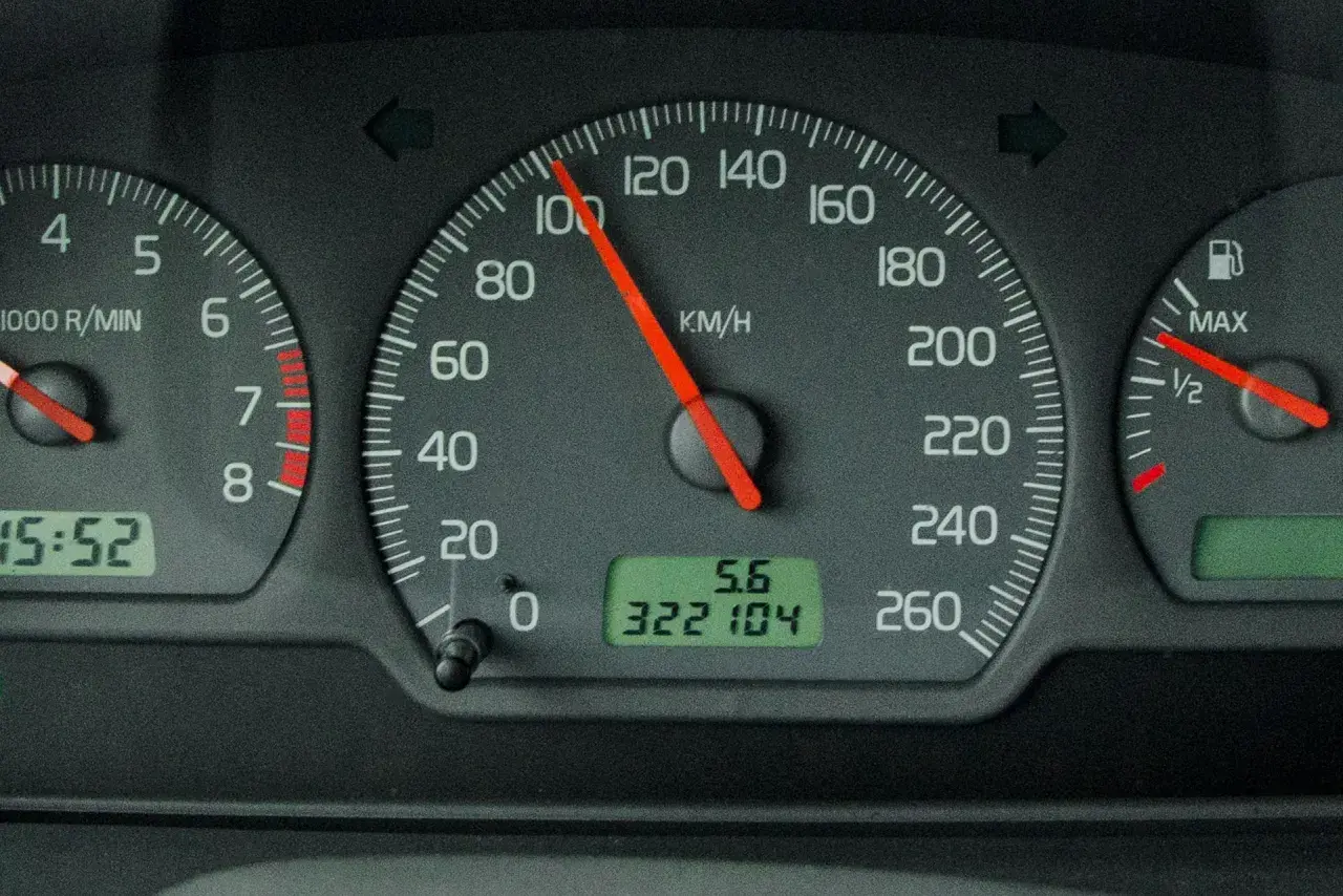 Prędkościomierz pokazuje 100 km/h. Czy większe koła zwiększają prędkość? Niekoniecznie, ale ten samochód jedzie szybko.