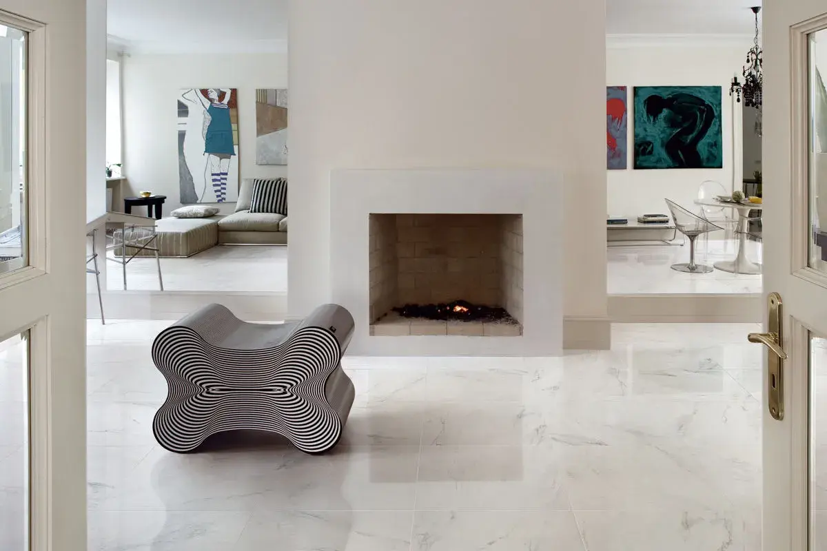 Pavimenti in gres Italia, recensioni positive per questo living moderno con camino e arredi di design.