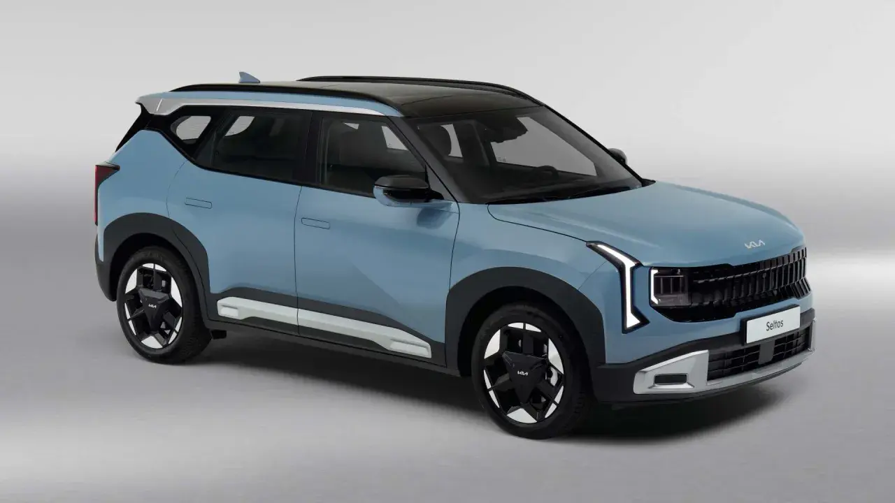 Niebieski Kia Seltos z czarnym dachem i srebrnymi akcentami, prezentujący nowoczesny design.