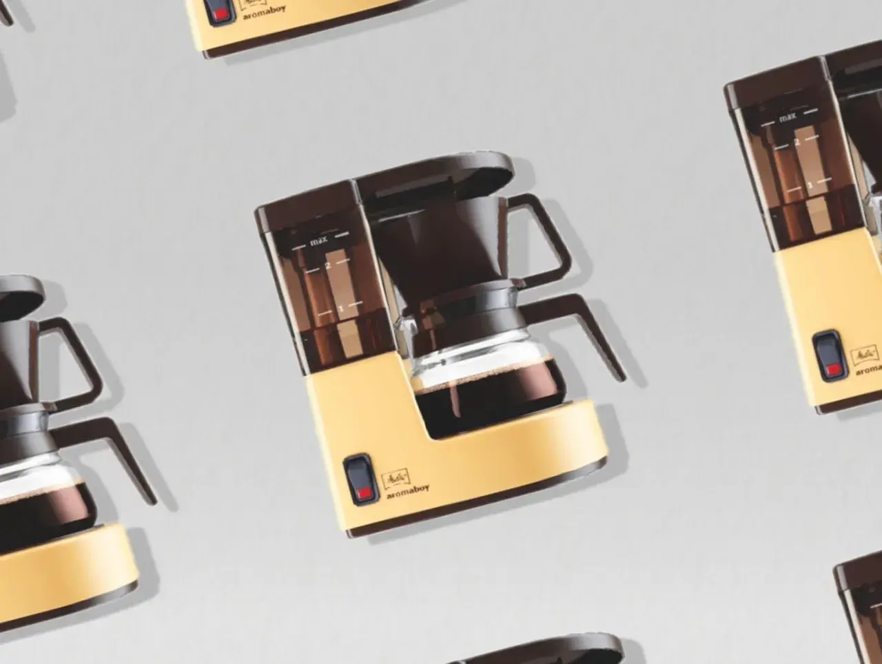 Mehrere gelbe Kaffeemaschinen, die darauf warten, Kaffee zu filtern.