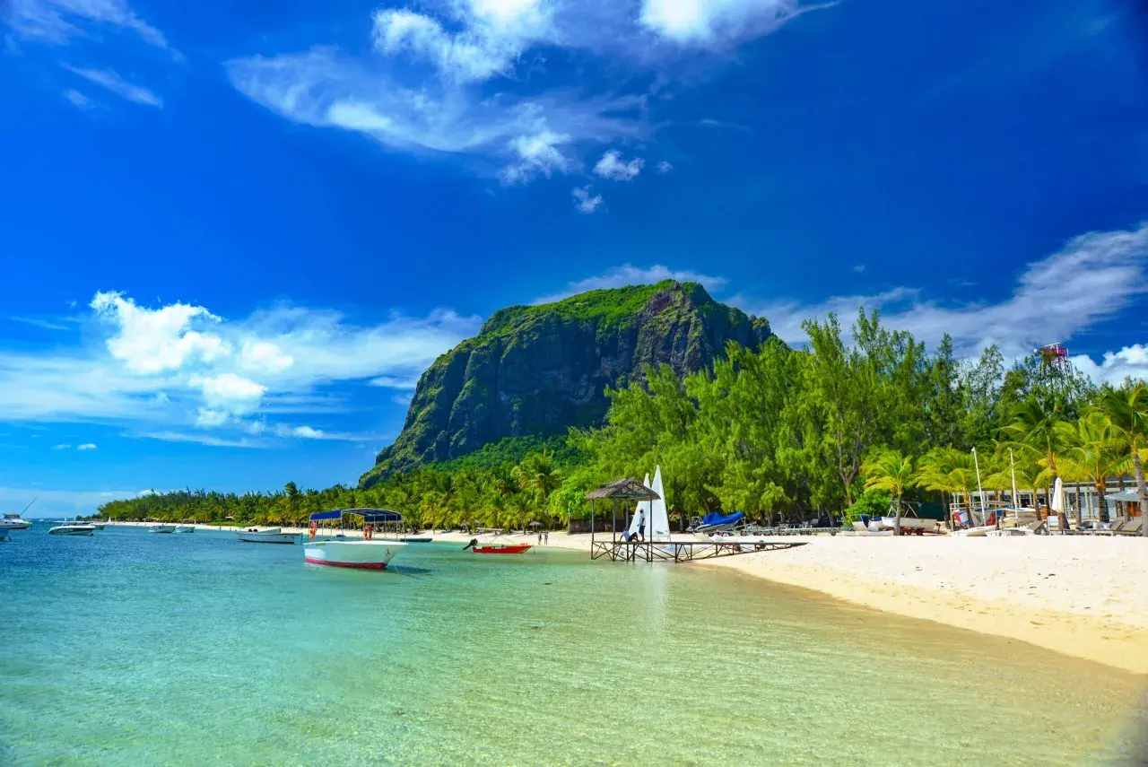 Rajska plaża na Mauritiusie z łodziami i górą Le Morne. Uważaj na silne słońce i prądy morskie.
