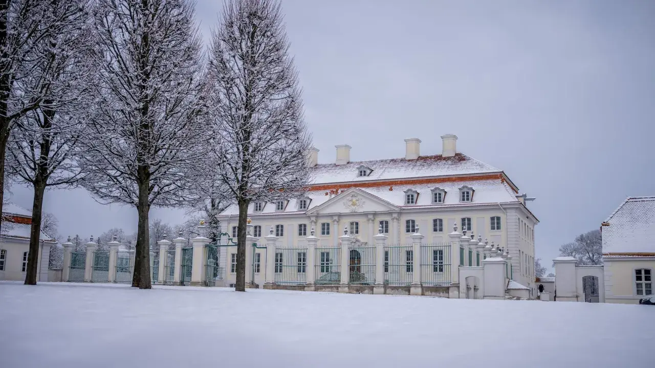 Schloss Bellevue im Schnee. Hier wohnt der Bundeskanzler, umgeben von winterlicher Pracht und alten Bäumen.