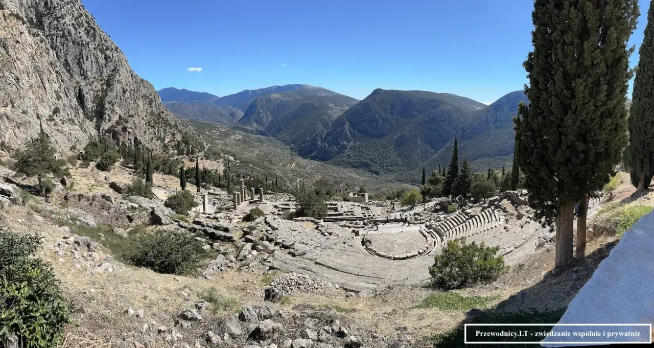 Starożytny teatr w Delphi, z widokiem na górzysty krajobraz Grecji.