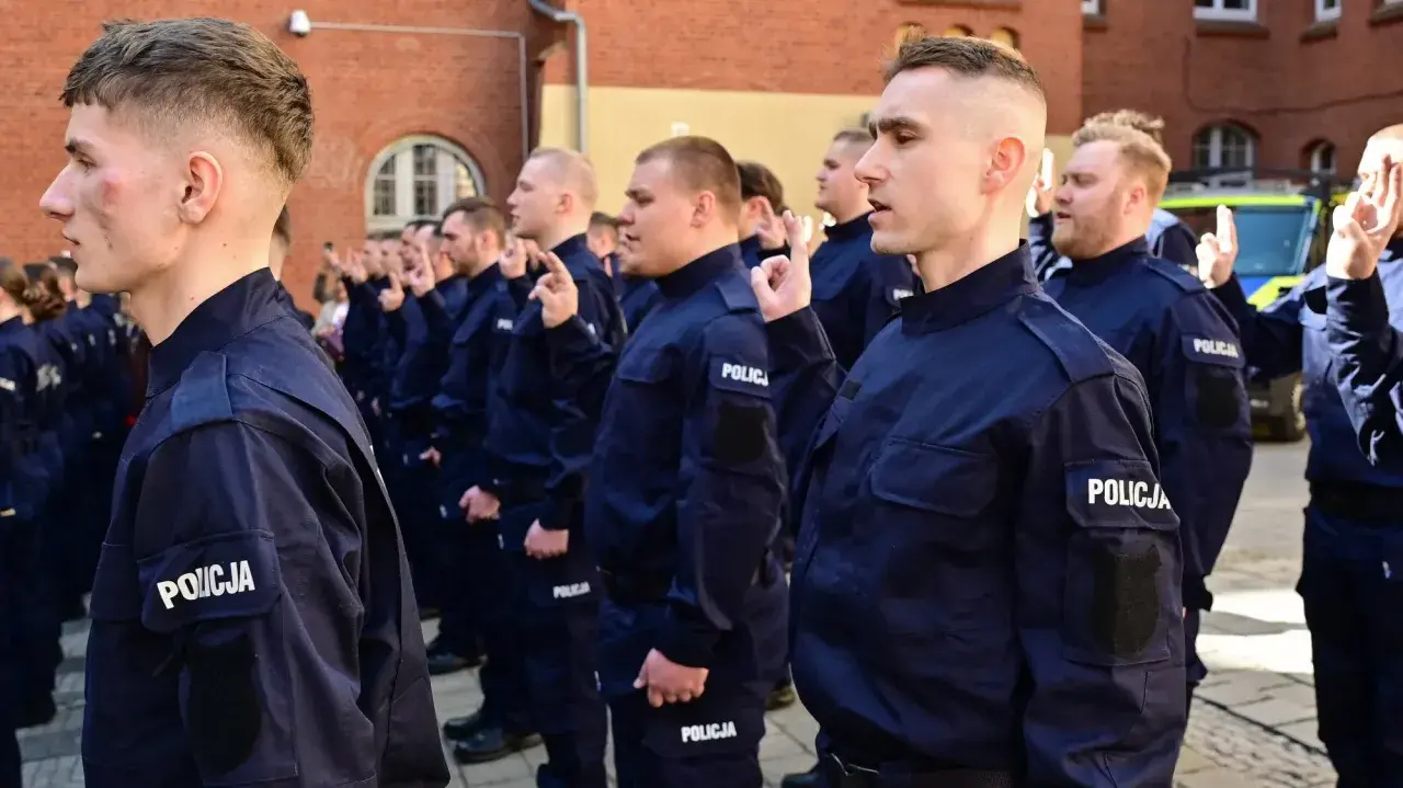 Policjanci w mundurach składają przysięgę. Dowiedz się, jakie choroby dyskwalifikują do pracy w policji.