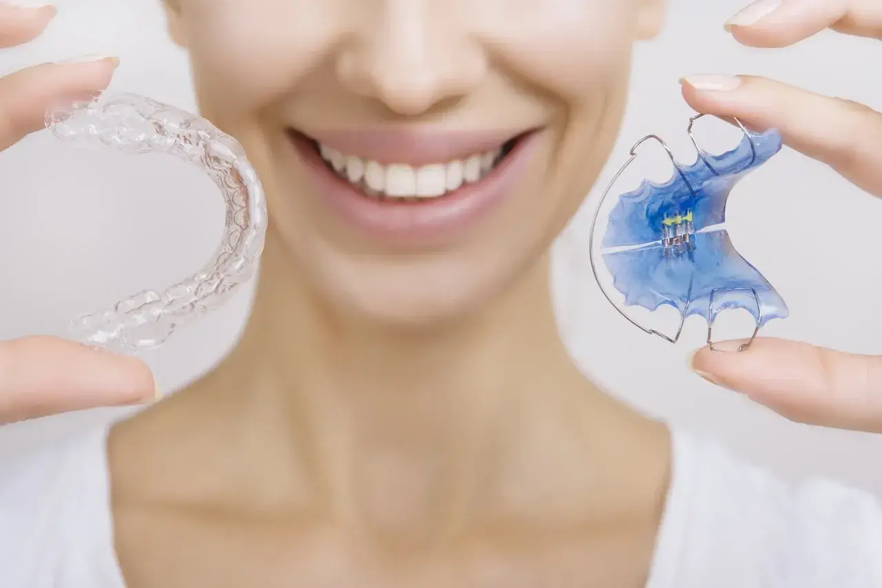 Sorriso smagliante con Invisalign e apparecchio trasparente. Nessun mal di testa, solo denti perfetti.