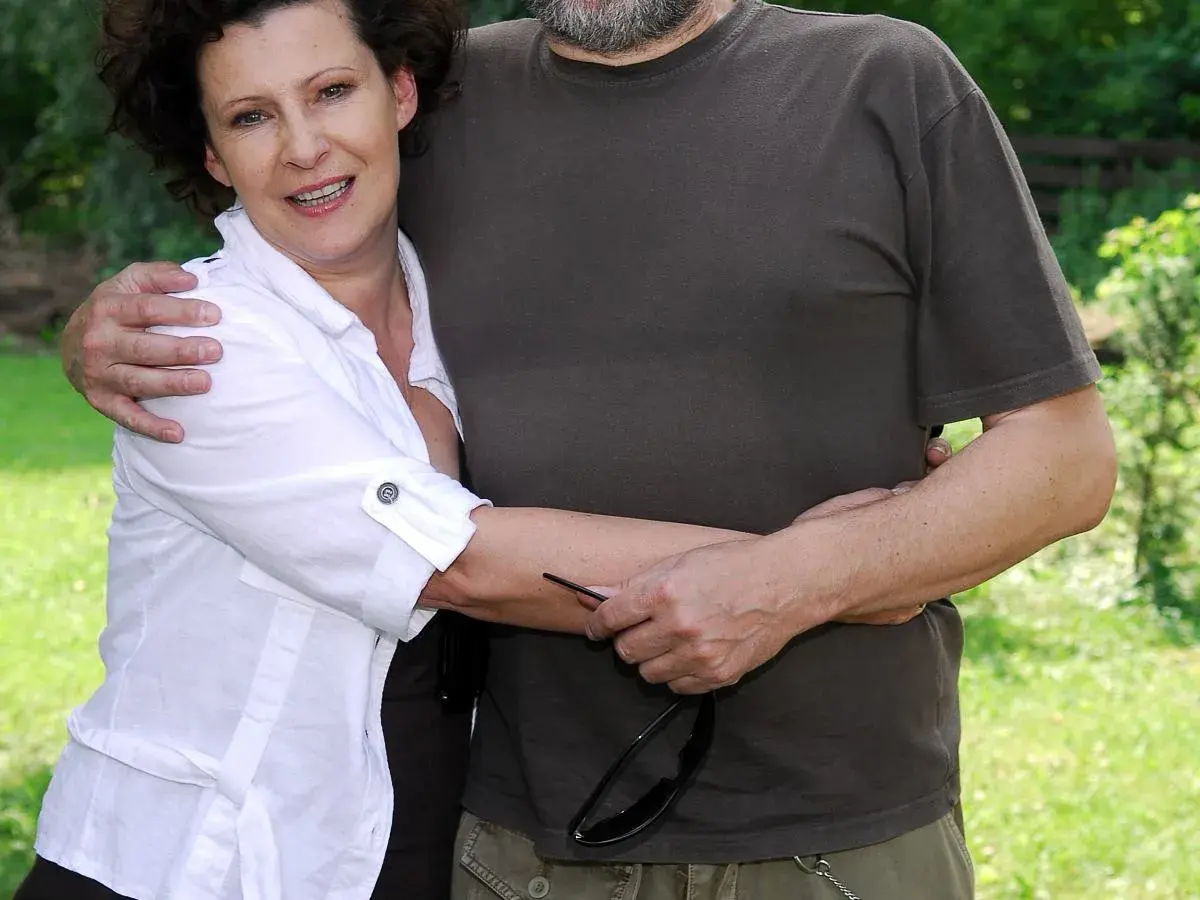 Dorota Kołak uśmiecha się, obejmując mężczyznę. Czy to jej pierwszy mąż?