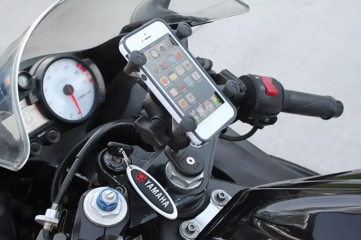 Uchwyt na telefon RAM zamontowany na kierownicy motocykla Yamaha. Telefon iPhone gotowy do nawigacji.