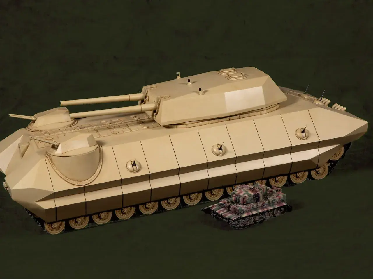 Modelle von zwei Panzern, ein riesiger und ein kleinerer, im Militärmuseum Dresden.