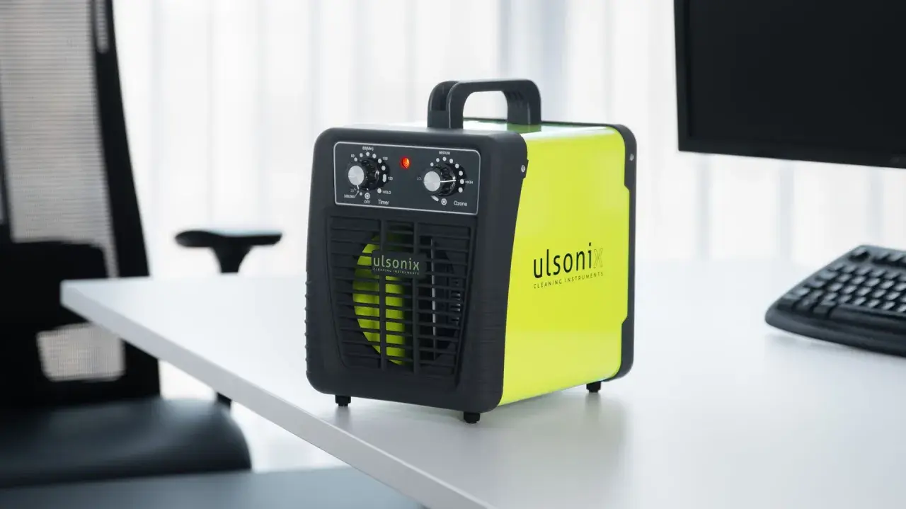 Nowoczesny ozonator Usonix, model project ozone 3, na biurku. Urządzenie do oczyszczania powietrza.