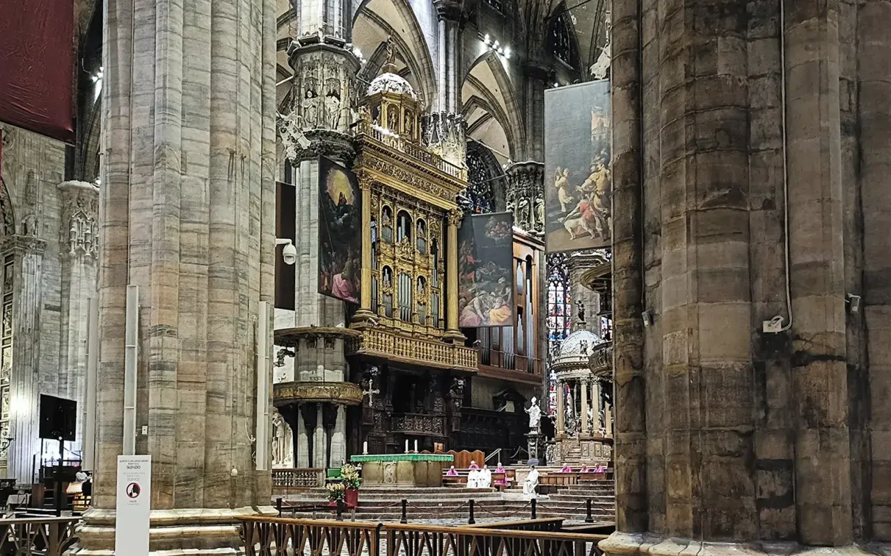 Wnętrze katedry Duomo w Mediolanie: okazałe organy, ołtarz i zabytkowe kolumny.