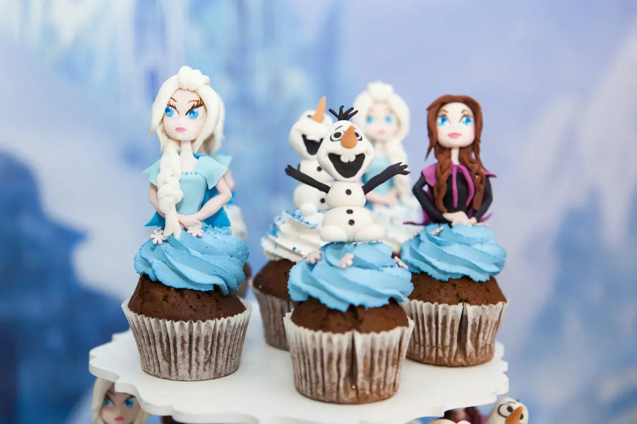 Petits gâteaux décorés avec Elsa, Anna et Olaf. Une idée parfaite pour une recette gâteau pâte à sucre facile et magique !