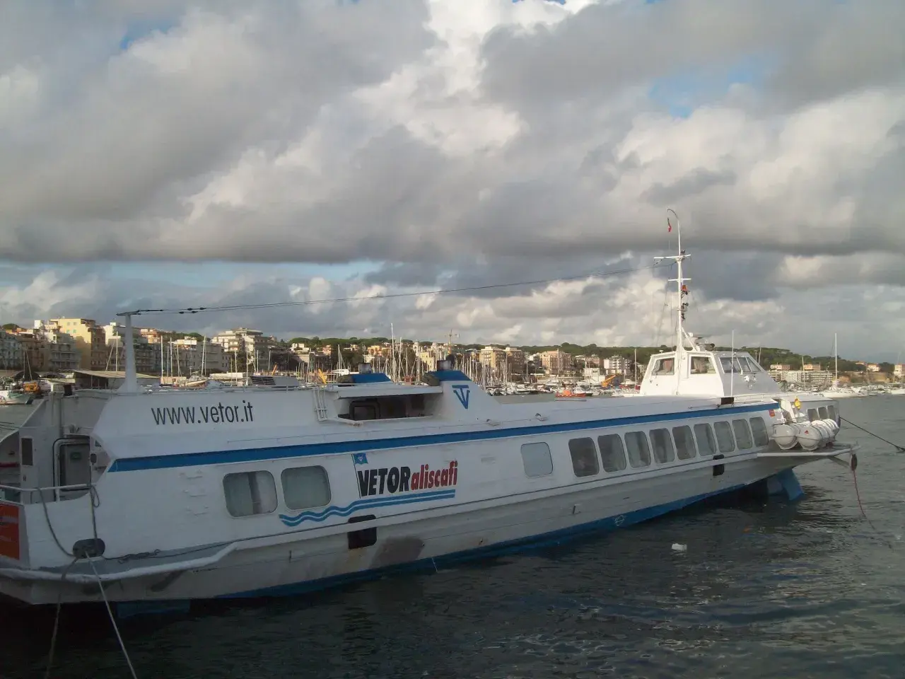 Aliscafo VETOR in attesa di imbarcare passeggeri per il traghetto Napoli Ischia.