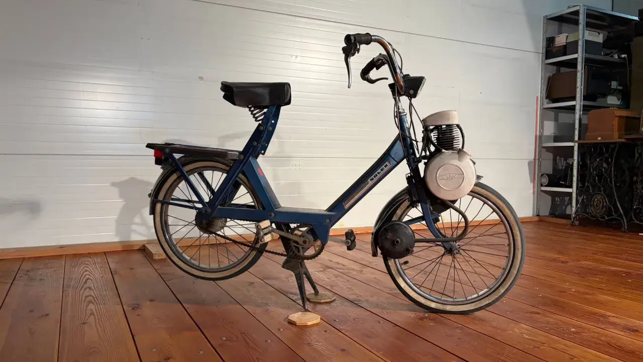 Velosolex antigua azul, un clásico de dos ruedas con motor, lista para revivir viejas aventuras.