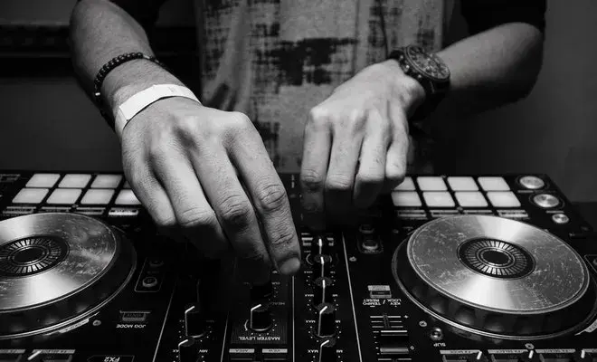 Jak zostać DJ-em w klubie: kluczowe kroki do sukcesu i rozwoju