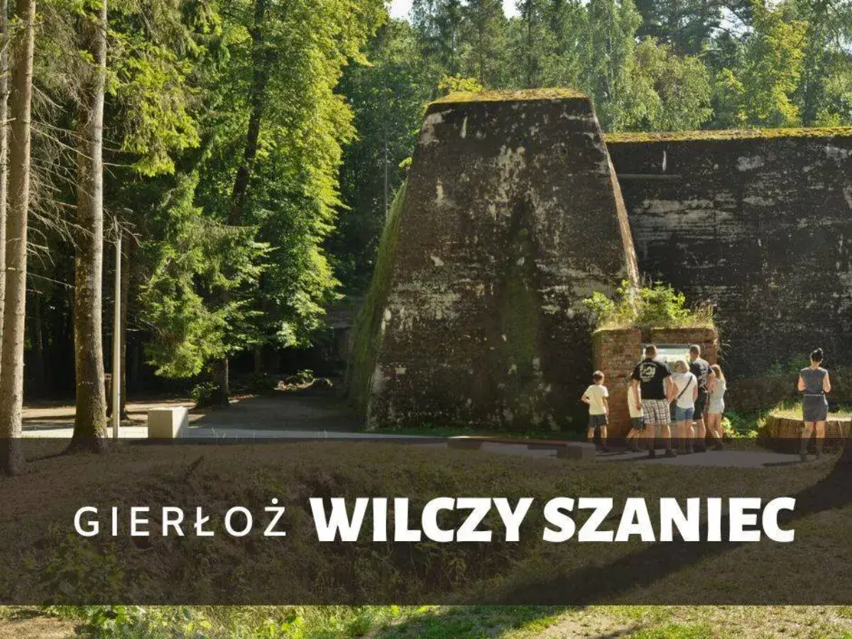 Grupa turystów zwiedza Wilczy Szaniec. Ile trwa zwiedzanie? To zależy od zainteresowań, ale warto zarezerwować kilka godzin.