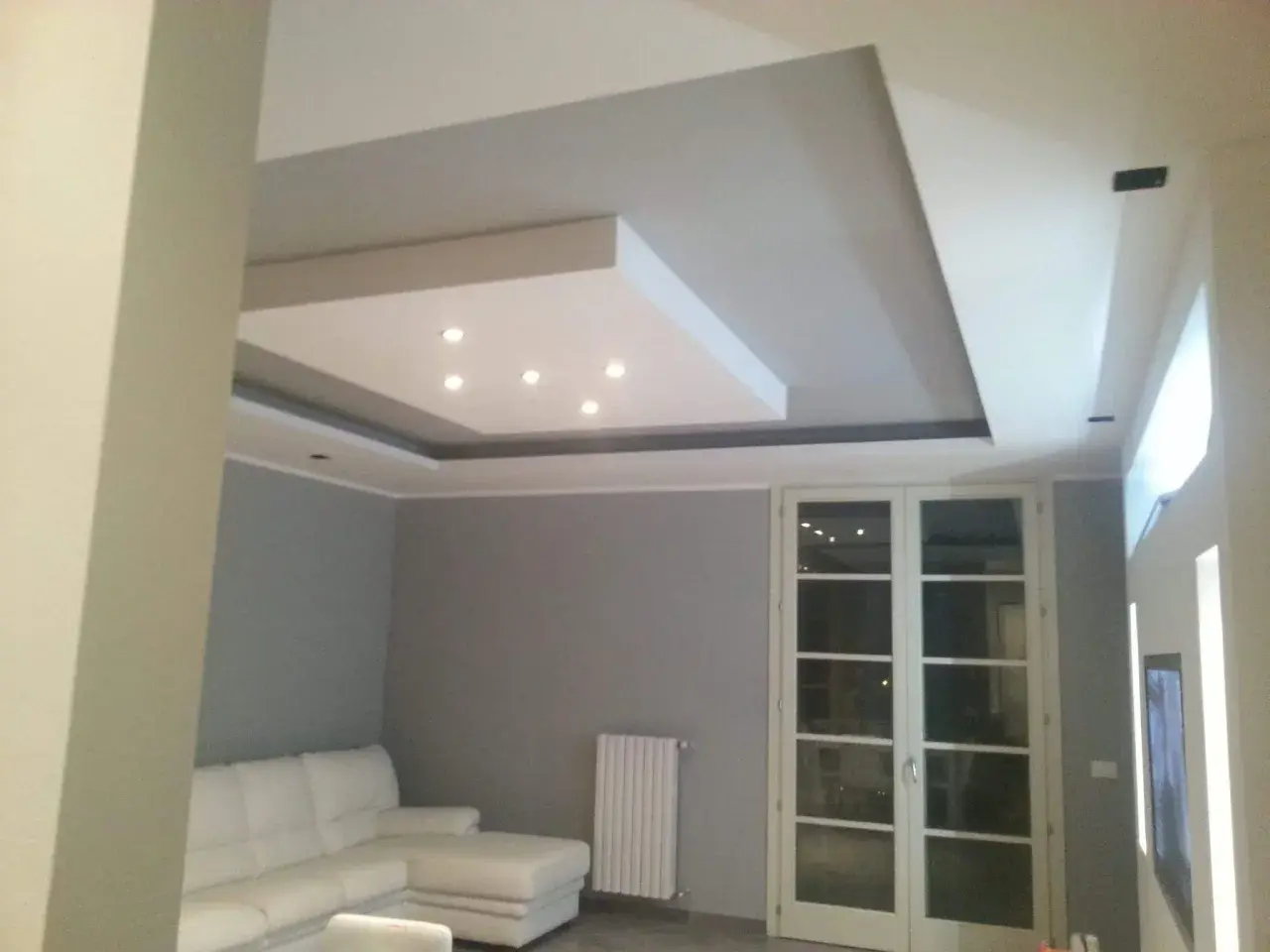 Soffitto moderno con faretti incassati, un esempio di come fare una veletta in cartongesso per un effetto scenografico.