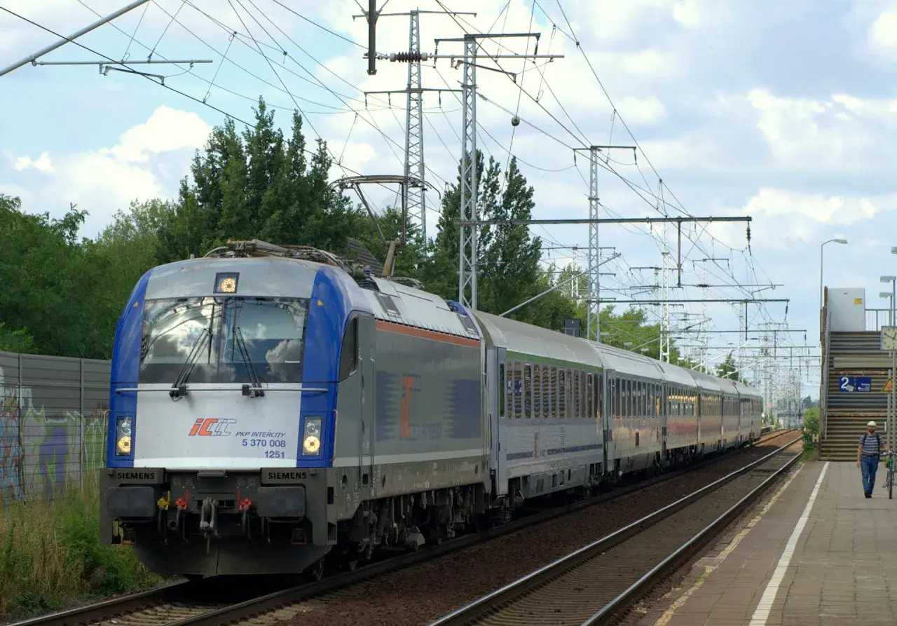 Pociąg PKP Intercity z numerem 5 370 008 gotowy do podróży. Idealny na weekendowy wypad z biletem weekendowym PKP.