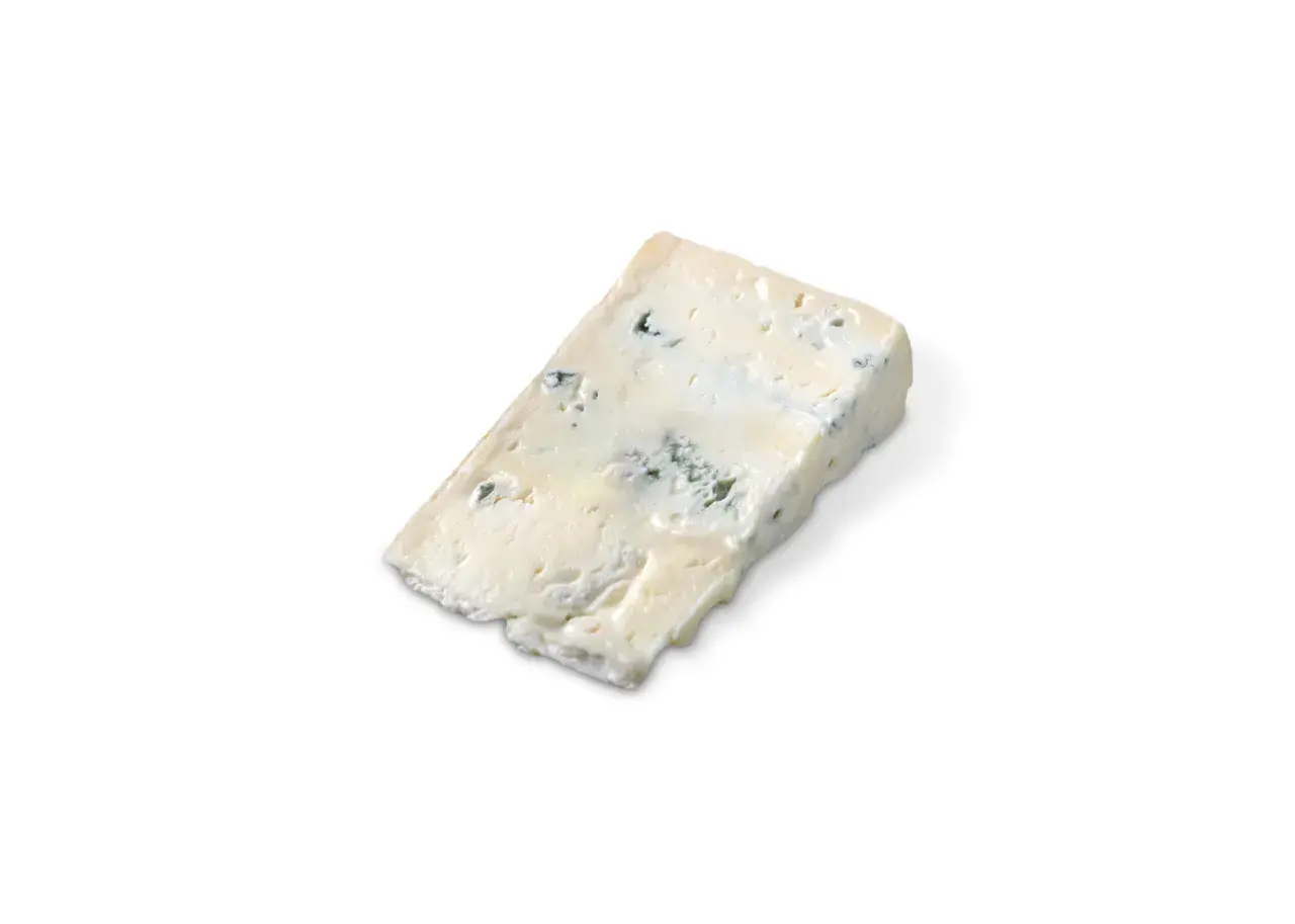 Un pezzo di zola formaggio con venature blu su sfondo bianco.