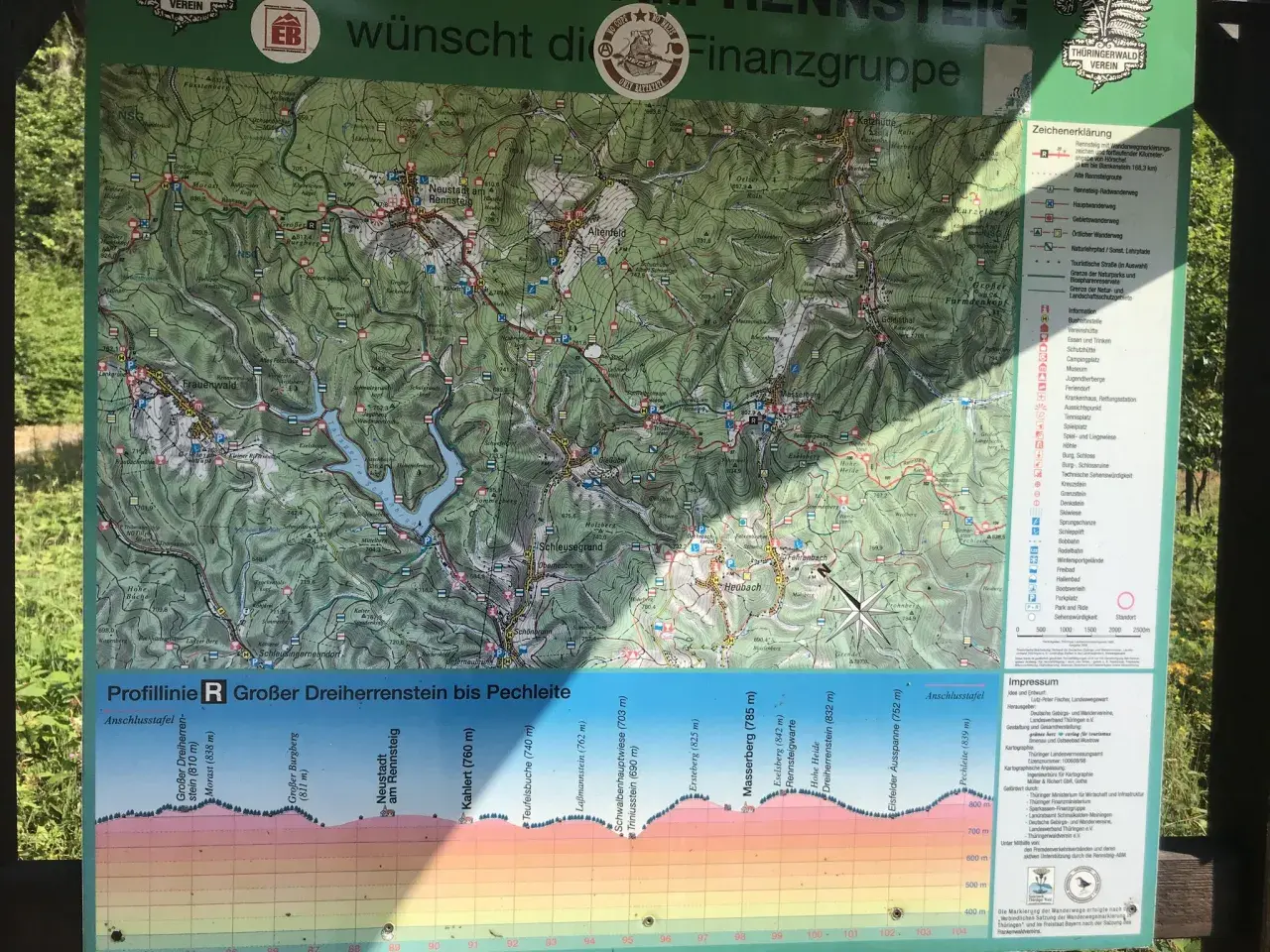 Wanderkarte des Rennsteigs mit Höhenprofil. Komoot-Route markiert, zeigt Berge und Täler.