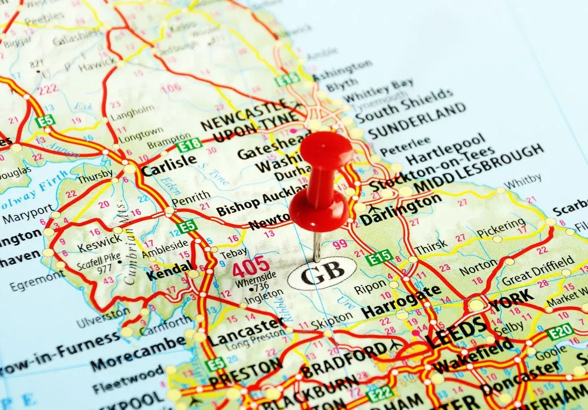 Praca szklarz w Anglii. Czerwony pinezka na mapie Wielkiej Brytanii, zaznacza region z miastami jak Leeds, York, Newcastle.