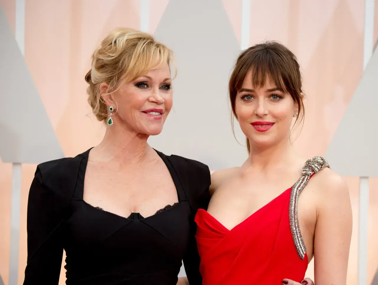 Dakota Johnson i jej mama Melanie Griffith na czerwonym dywanie.
