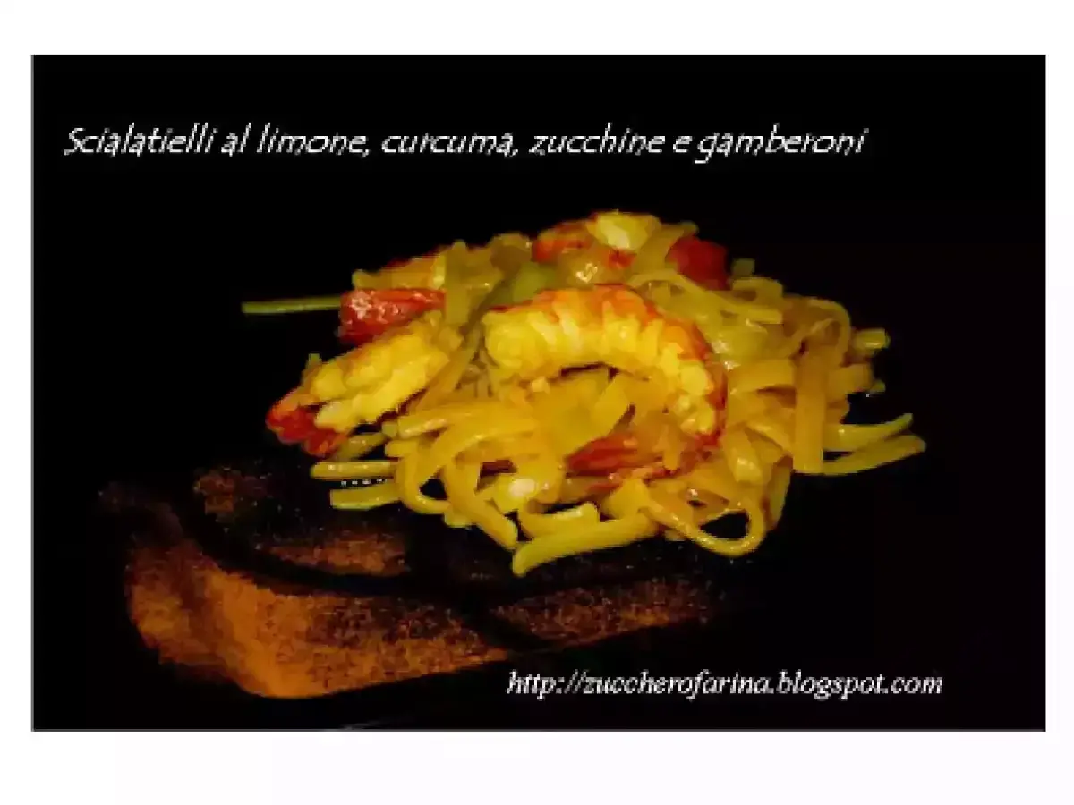 Scialatielli al limone con gamberi e zucchine, un piatto colorato e profumato.