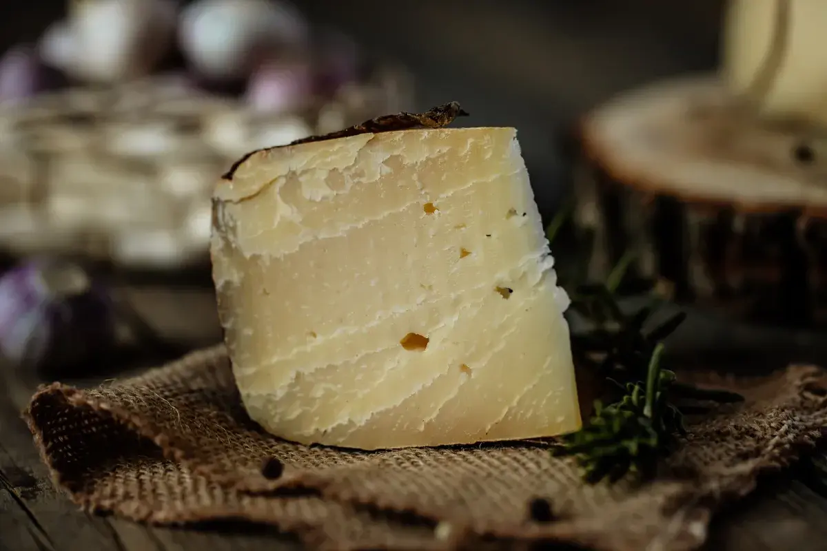 Un pezzo di fontina stagionata, ideale per chi cerca sapori autentici anche in gravidanza.