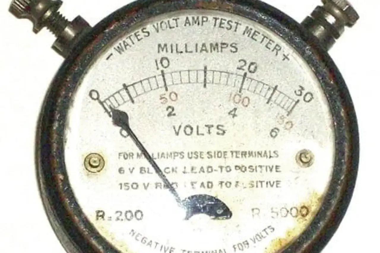 Stary galwanometr Wates Volt Amp Test Meter, wskazówka pokazuje niski odczyt na skali miliamperów.