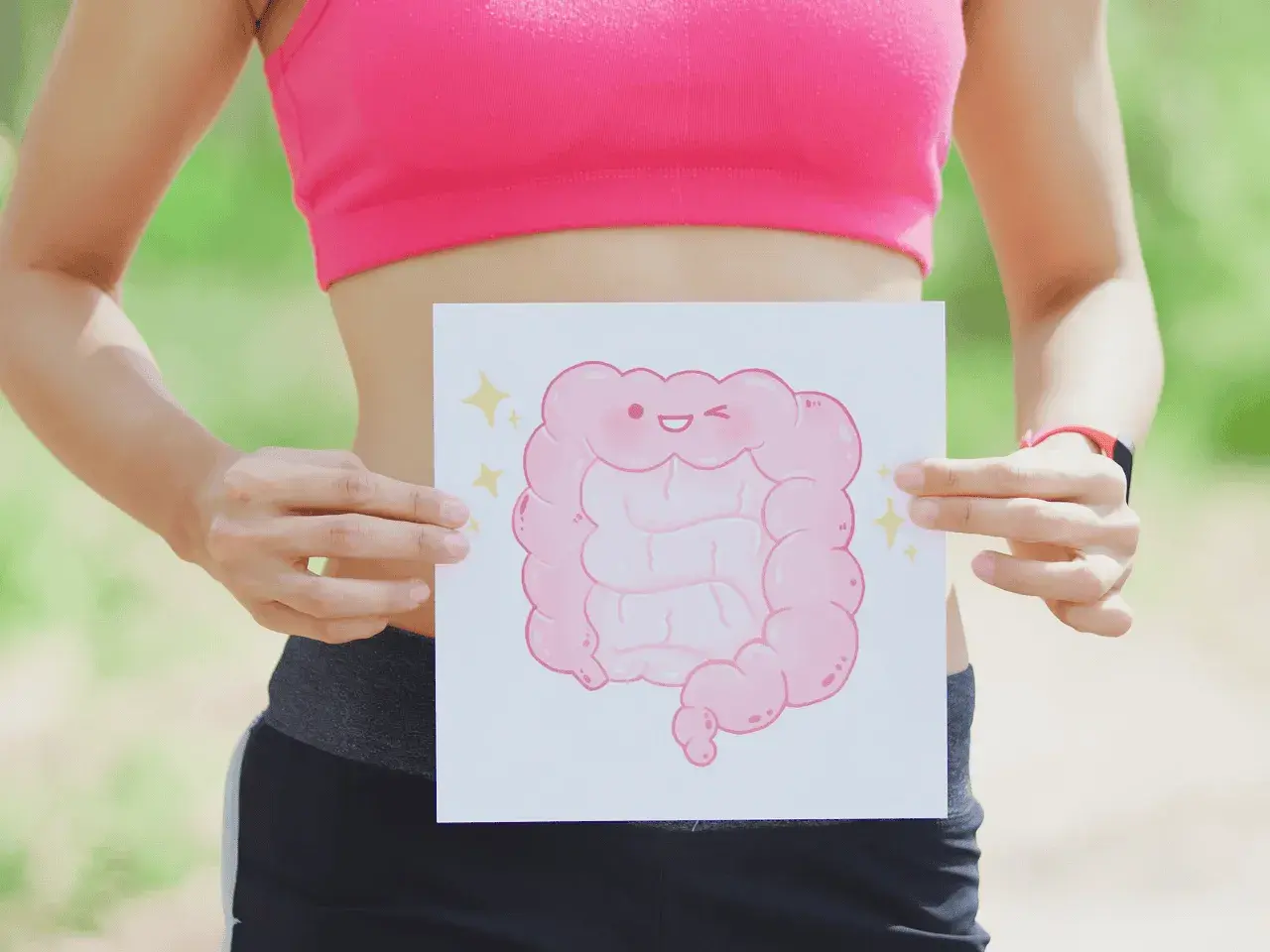 Persona con un disegno di un intestino felice, suggerimento per come ammorbidire le feci.