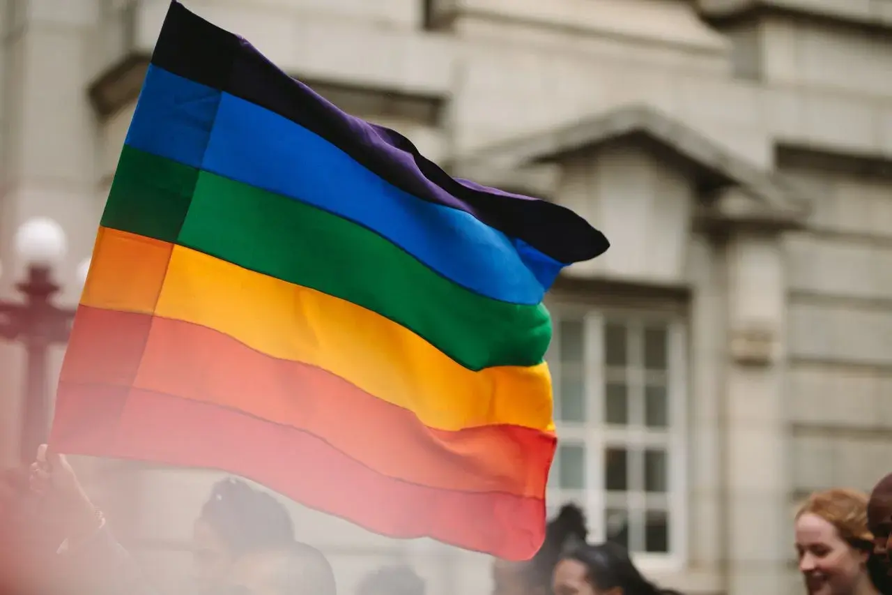 Tęczowa flaga powiewa na wietrze, symbolizując dumę i akceptację. To jak test na orientację romantyczną, gdzie kolory mówią więcej niż słowa.