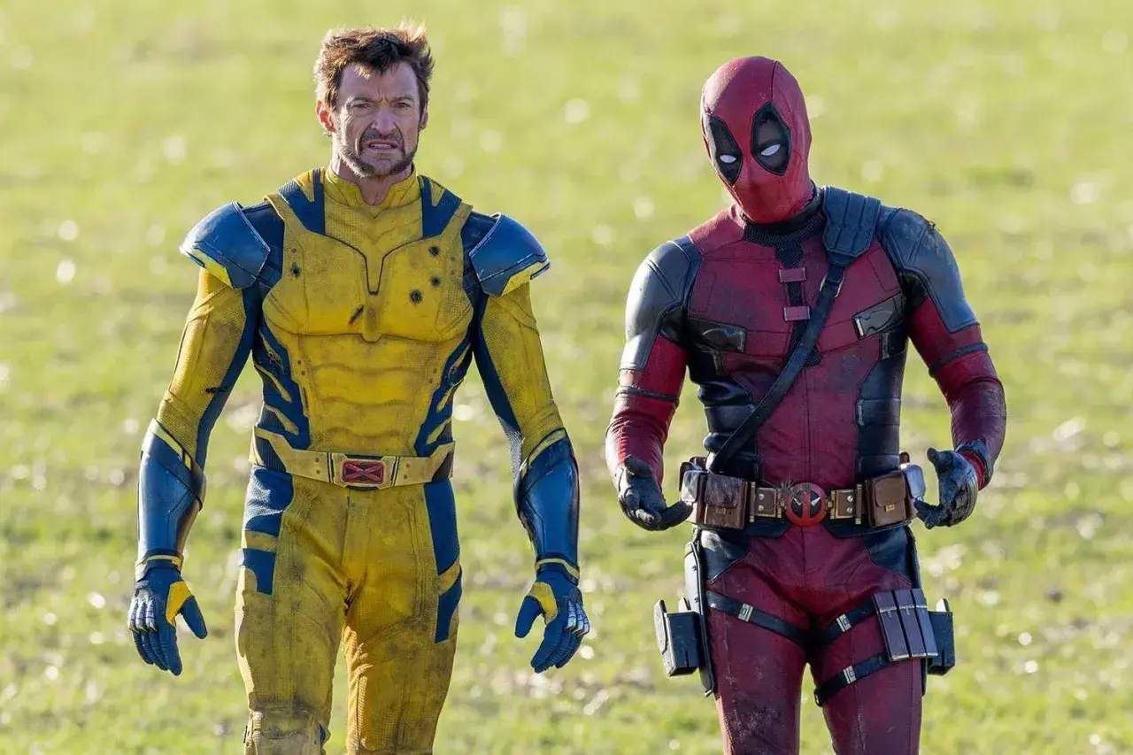 Hugh Jackman en costume jaune et bleu, aux côtés de Deadpool, prêts pour l'action dans Deadpool 3.