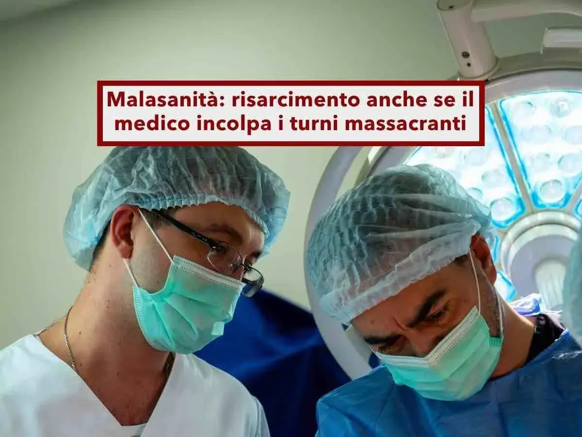 Due medici in sala operatoria, uno con occhiali, affrontano un caso di malasanità. La discussione verte sulla possibile omissione di soccorso, nonostante i turni massacranti.