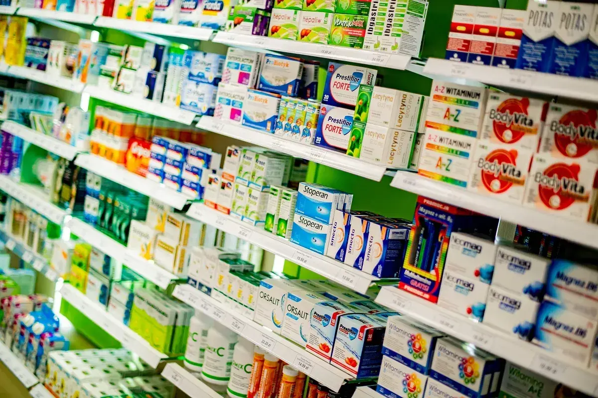 Apteka pełna produktów, gdzie znajdziesz ulgę na leki i suplementy. Witaminy, probiotyki i preparaty na problemy żołądkowe czekają na półkach.