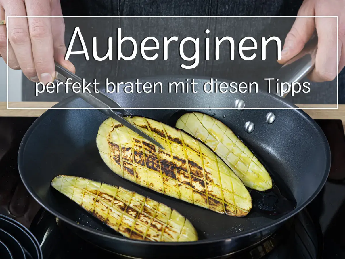 Aubergine zubereiten: Scheiben werden in der Pfanne gebraten, mit Rautenmuster und goldbraunen Röstaromen. Perfekt für ein leckeres Gericht.