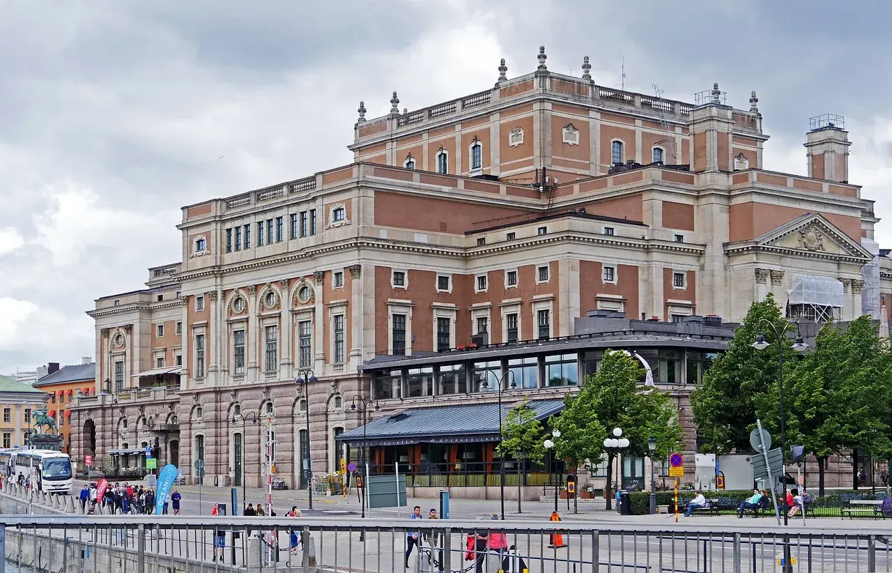 Imponerande fasad på Stockholms Operan med detaljerade fönster och en vacker arkitektur.
