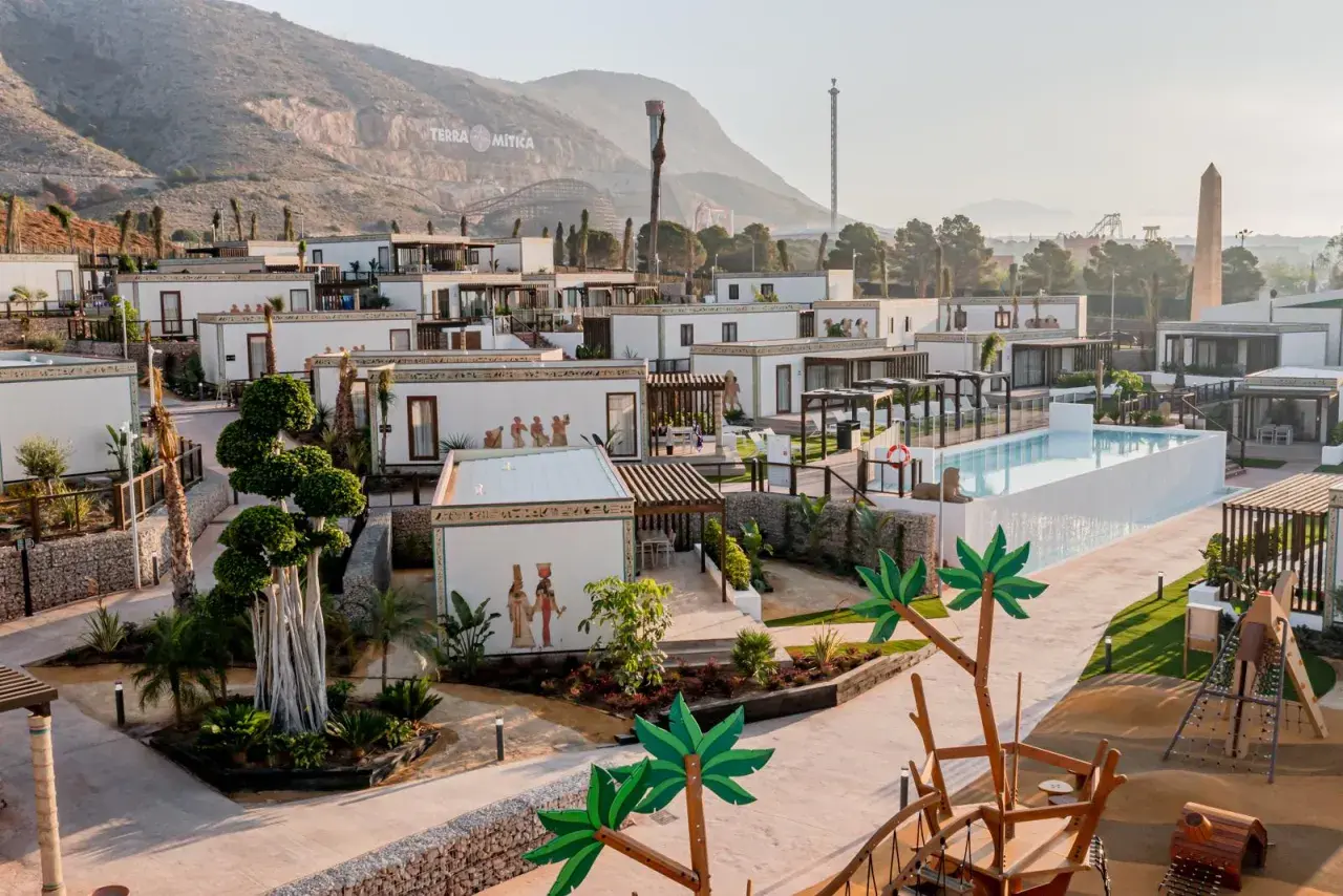 Resort con bungalows blancos decorados con jeroglíficos y figuras egipcias, piscina y zona de juegos. El hotel Grand Luxor evoca un oasis en Terra Mítica.