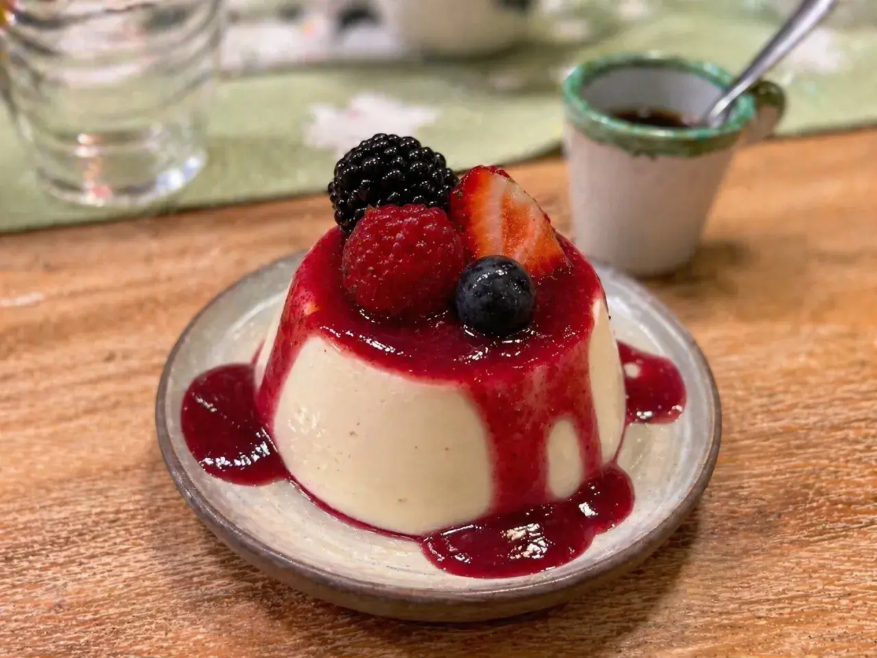 Cremige Panna Cotta mit Beeren und roter Sauce. Ein köstliches panna cotta rezept, das zum Genießen einlädt.