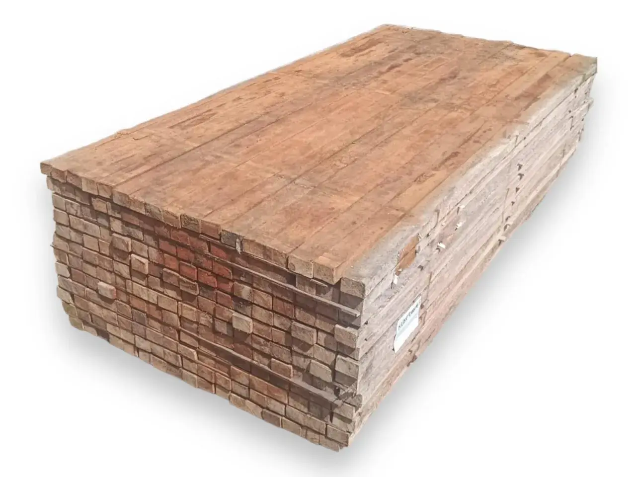 Pila de tablones de madera, mostrando la textura y el color rojizo característico de que es la madera tropical, lista para construcción.