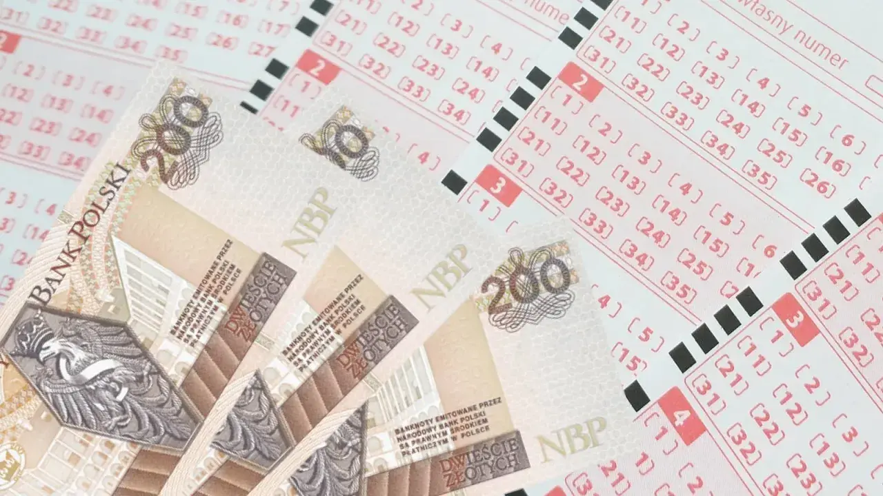 Pieniądze i kupony lotto. Czy wiesz, jak sprawdzić zdrapkę Lotto?