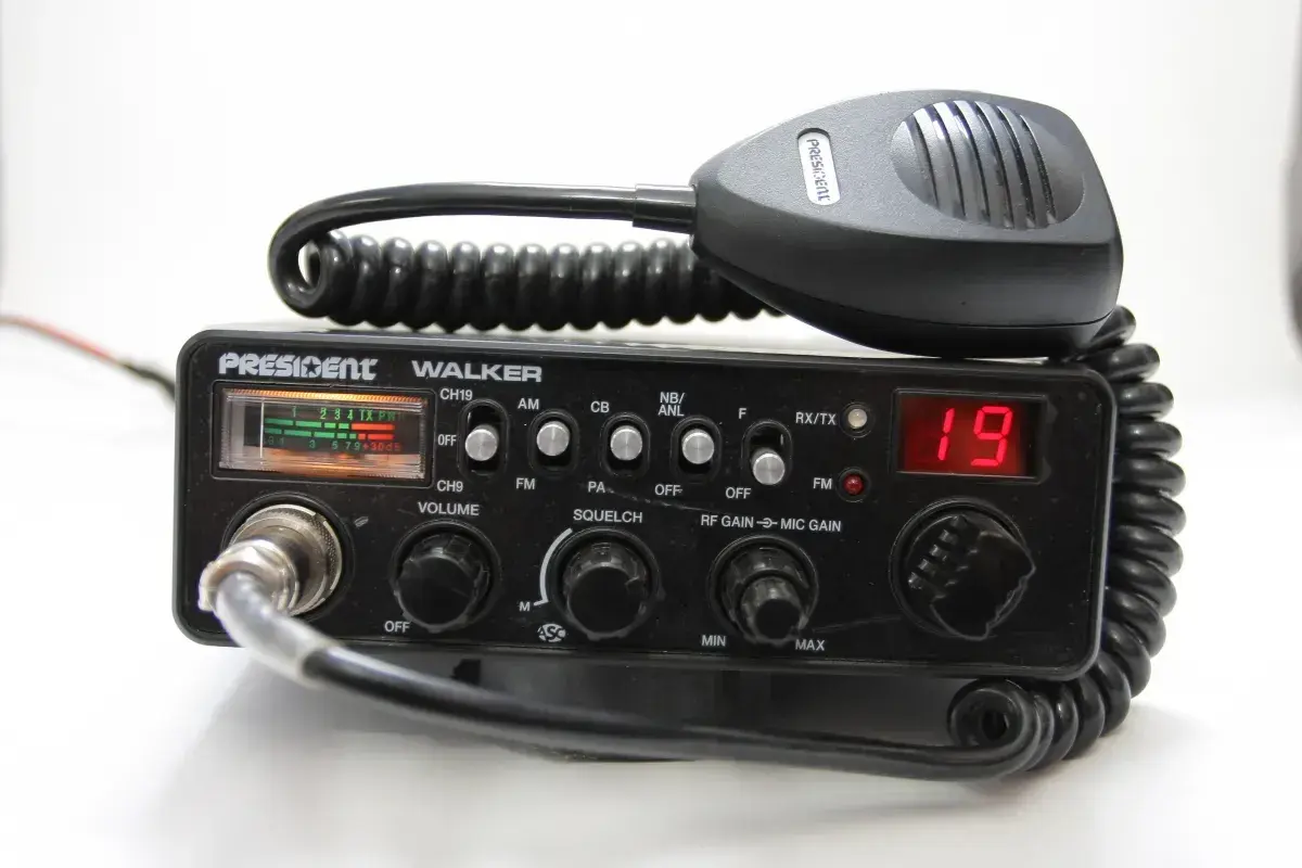 Radiotelefon President Walker z mikrofonem. Czy cb radio jest legalne? Tak, w Polsce jest legalne, o ile spełnia normy i jest używane zgodnie z przepisami.
