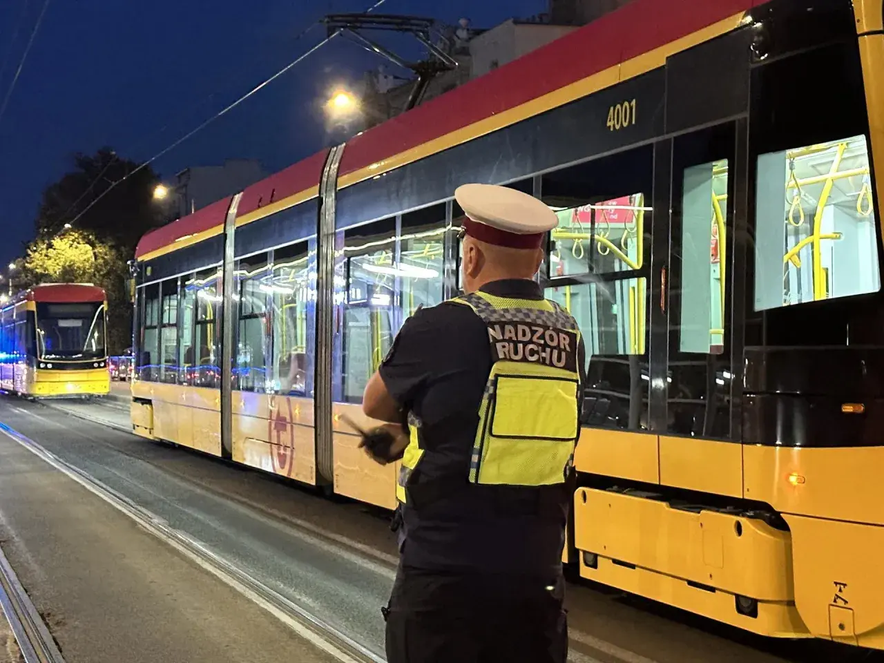 Kontroler ruchu nadzoruje ruch tramwajów na Pradze w Warszawie.