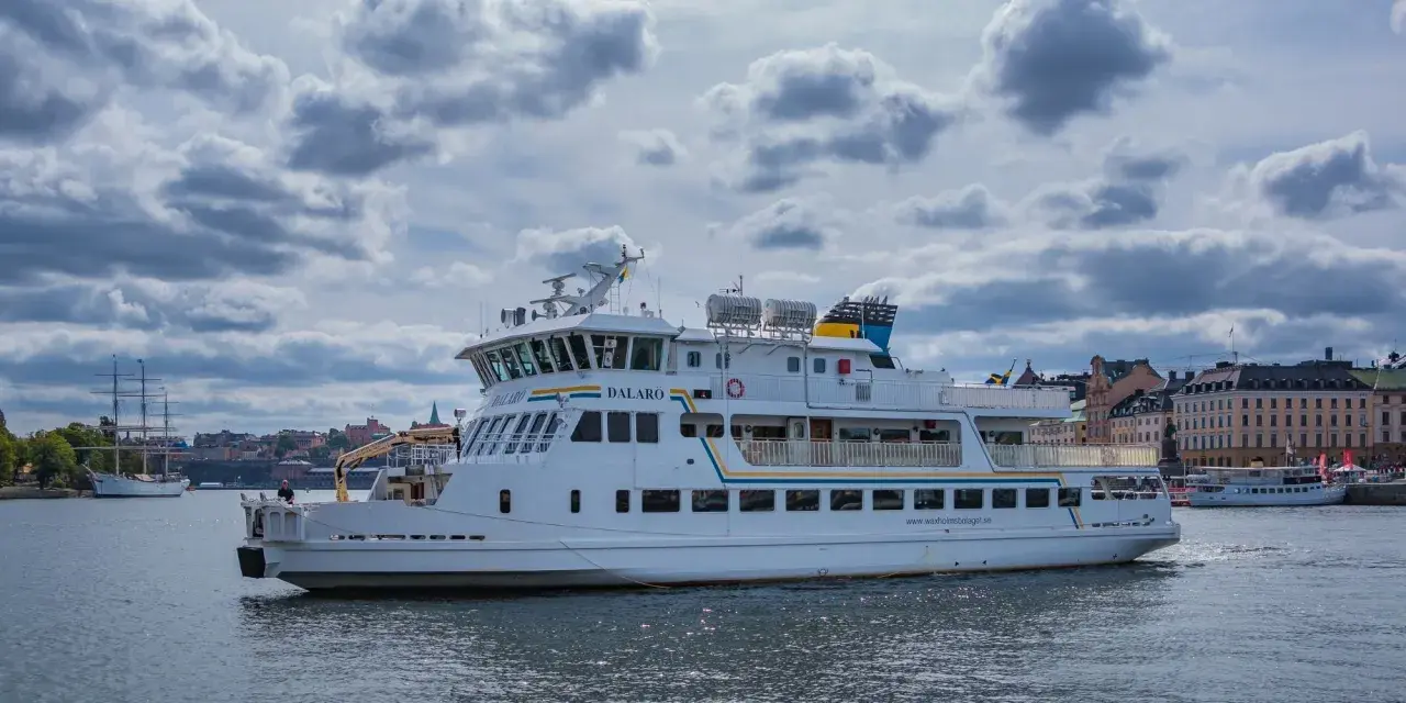 Vit passagerarfärja "Dalarö" på vattnet i Stockholm, perfekt för båtutflykter.